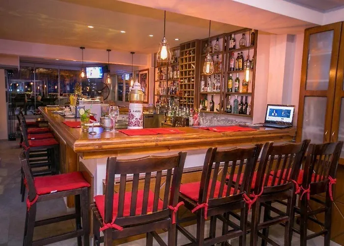 Отель Thalassies 3*